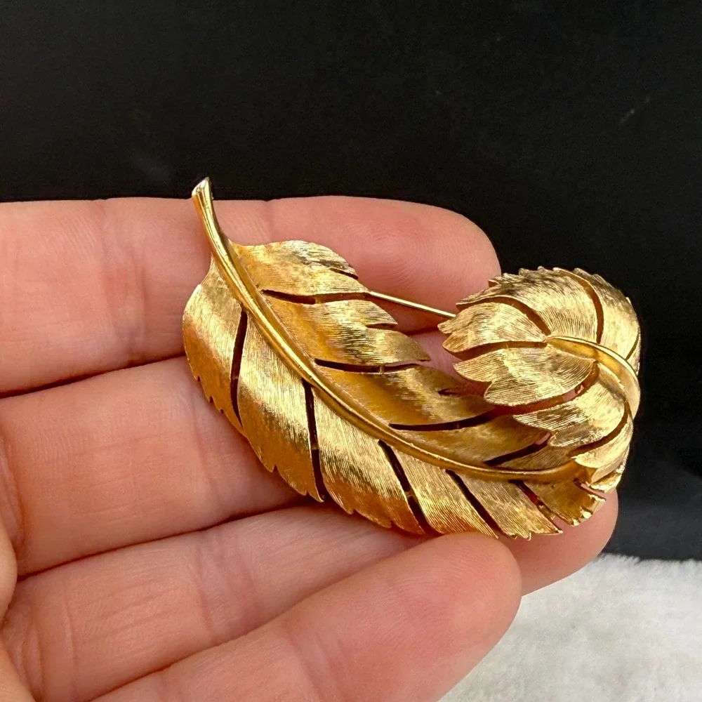 Vintage Trifari Brooch Gold Tone Curved Textured Feather Plume Pin